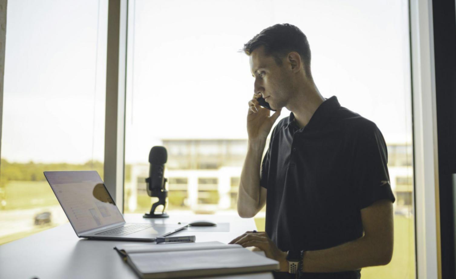 Estudiante gestionando banca digital