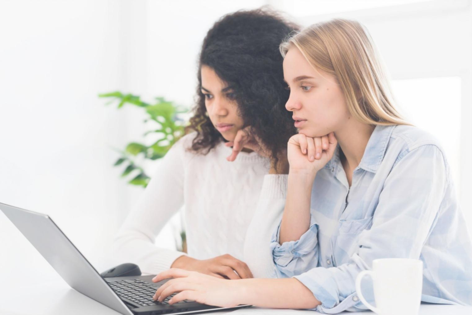 Espacio de trabajo colaborativo con profesionales revisando estrategias de ciberseguridad